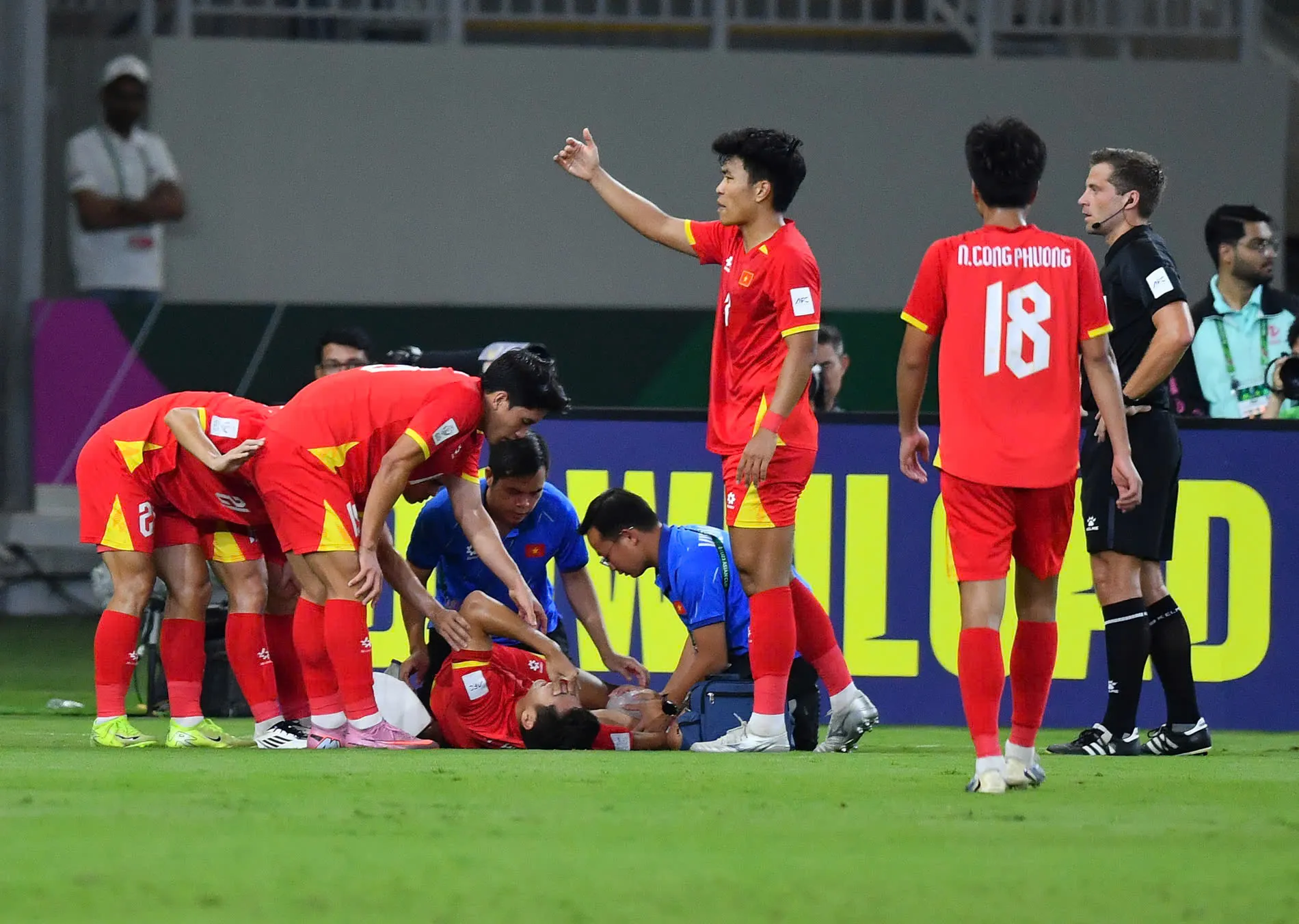 Hiểu Minh phẫu thuật ở bệnh viện thể thao tốt nhất Việt Nam 1