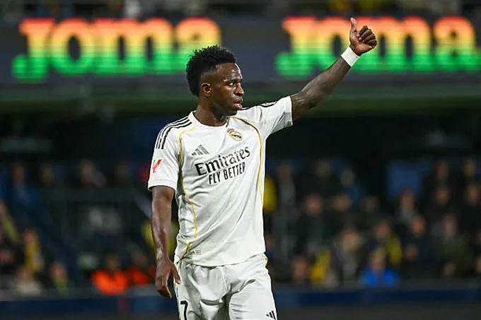 Vinicius thách thức những CĐV la ó mình trên khán đài