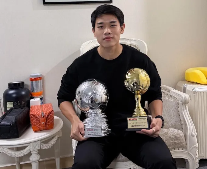 Đình Bắc với Quả bóng bạc và danh hiệu Cầu thủ trẻ xuất sắc năm 2025. Ảnh: FBNV 