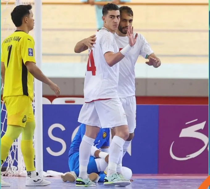 Malaysia (áo vàng) không thể gây bất ngờ trước Iran 