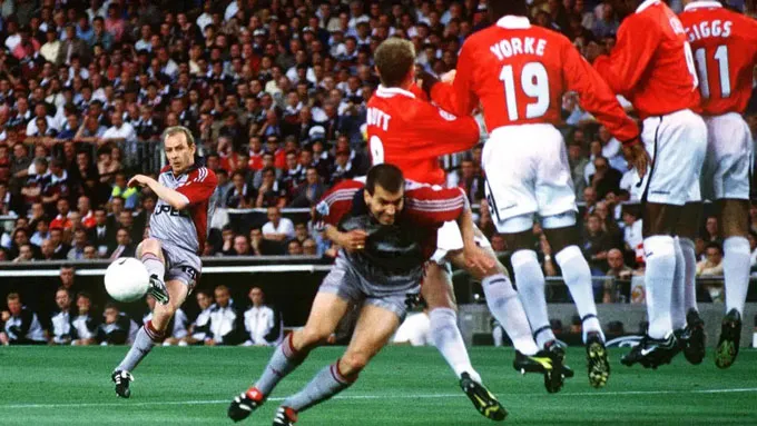 Pha sút phạt để đời của Basler