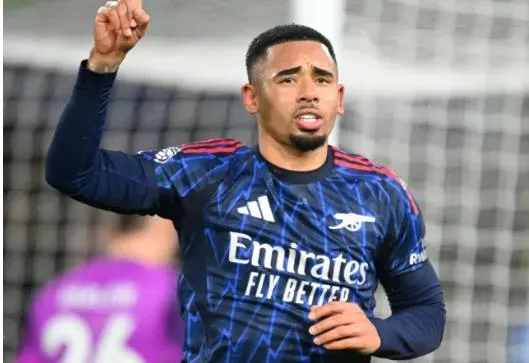 Gabriel Jesus duoc dua len may sau tran dau voi Leeds.