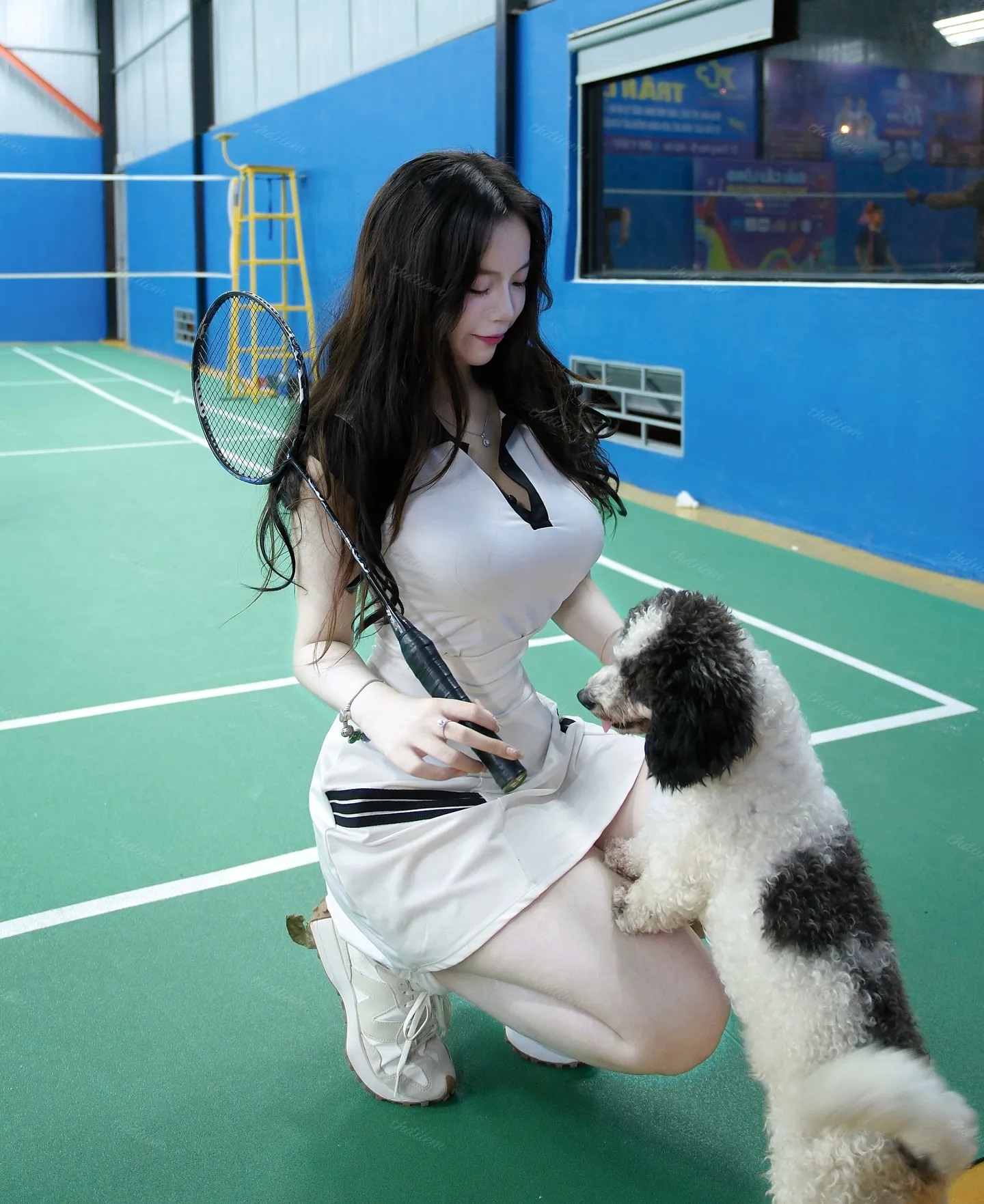 Thúy Diễm tạo dáng đẹp mắt với vợt cầu lông