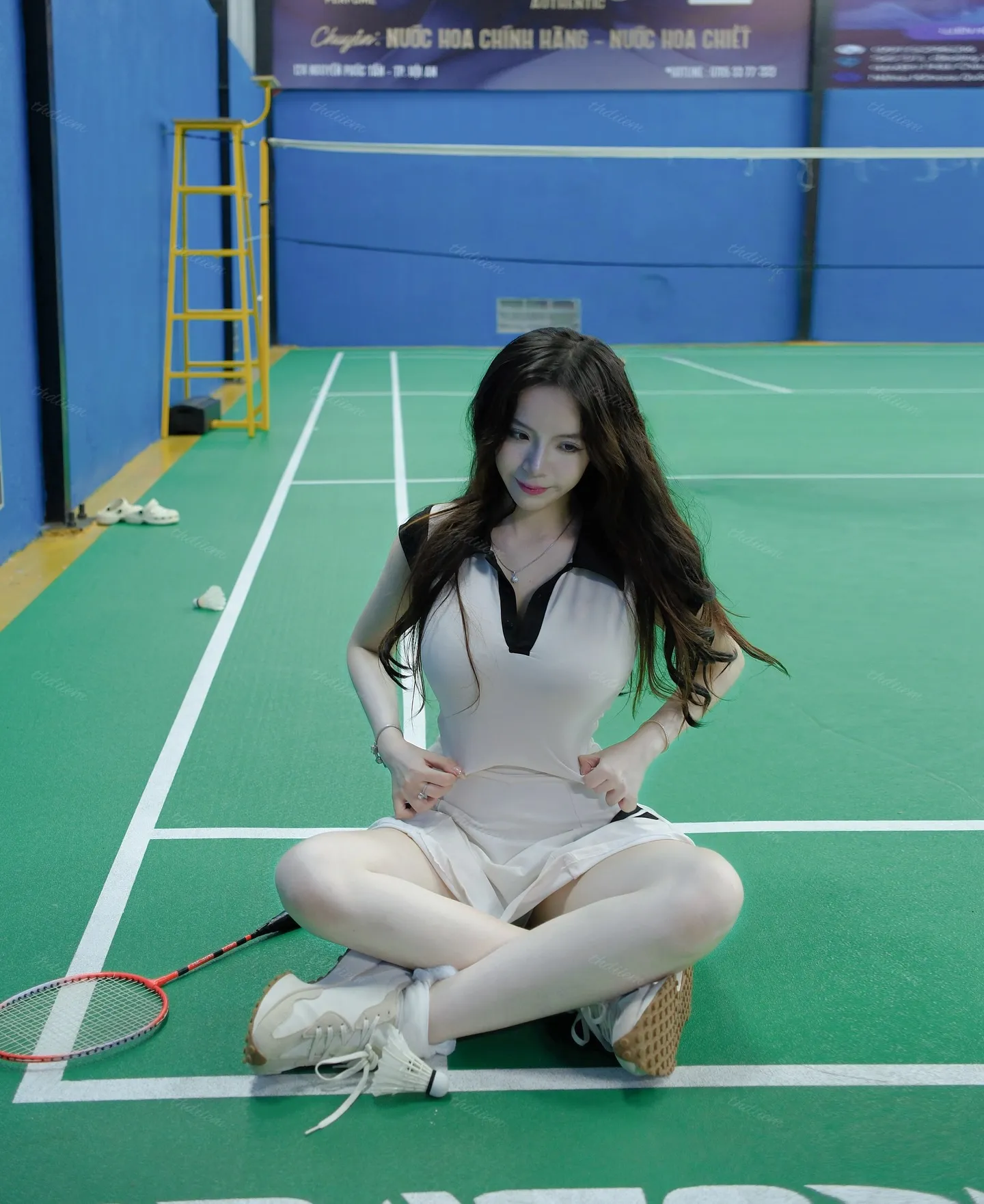 Thần thái tự tin của hot girl giữa sân cầu