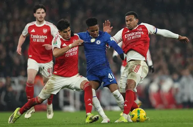 Liam Rosenior đáp trả chỉ trích về lựa chọn chiến thuật trước Arsenal 1