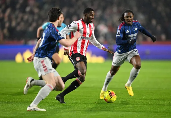 Eze (bìa phải) đang mất tích tại Arsenal